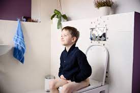 In die toilette = into the room auf die toilette= (to sit down) on the toilet. 26 205 Junge Auf Wc Lizenzfreie Bilder Und Fotos Kaufen 123rf