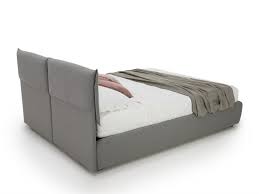 Letto sommier con folding box il filante giroletto nasconde un vano contenitore da 720 litri di capienza, ma allo stesso tempo lascia il giusto spazio da terra per una comoda pulizia, garantita. Letto Con Giroletto Sottile E Piedini Alti Sofy Homeplaneur