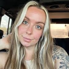 Desiree Hartbarger's Instagram, Twitter & Facebook