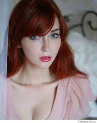 Cheveux Roux Et Yeux Bleus Une Combinaison Tres Rare Alles Beautiful Red Hair Girls With Red Hair Red Hair Woman