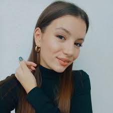 Kim Dary's Instagram, Twitter & Facebook