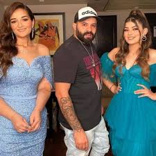 كشفت الفنانة المصرية هنادي مهنا حقيقة وجود خلافات بينها وبين المطربة المغربية سميرة سعيد بعد انفصالها عن والدها معكم منى الشاذلي | يحل الموسيقار الكبير هانى مهنا ضيفا على الإعلامية منى الشاذلي بصحبة نجلته الفنانة الشابة هنادي مهنا، وخلال اللقاء. Ù„ÙŠÙ„Ù‰ Ø²Ø§Ù‡Ø± ÙÙŠ Ø²ÙØ§Ù Ù‡Ù†Ø§Ø¯ÙŠ Ù…Ù‡Ù†Ø§ ÙˆØ§Ø­Ù…Ø¯ ØµØ§Ù„Ø­ ØµÙˆØ± Ø§Ù„Ù‚Ø¨Ø© Ù†ÙŠÙˆØ²
