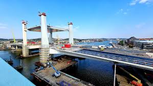 However, this presents a challenge in gothenburg since long ramps lead to the bridge construction. Agnetas Rosentradgard Mm Blommor Nya Bron Over Gota Alv Hisingsbron Ar Pa G