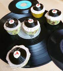 Eine 28er springform mit backpapier auslegen und fetten. Schallplatten Cupcakes Kuchen Geback Pralinen Und Gute Laune