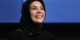 Rina Nose Lepas Hijab, Ini Komentar Dewi Sandra