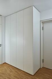 Dieser Raumhohe Flurschrank Uberzeugt Durch Sein Minimalistisches Design Die Weiss Matt Lackierten Minimalistische Schranke Minimalistisches Design Flurschrank
