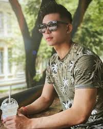 Ngọc trinh và quang vinh ngọc trinh không ngần ngại thể hiện tình cảm với quang vinh ở nơi đông người. Xunxvakzojk7fm