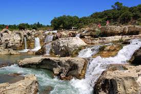 On peut y trouver toutes sortes de délicieux produits. Camping Dans Le Gard A Bagnols Sur Ceze Camping Les Genets D Or