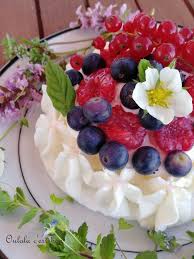 Pavlova A La Framboise Et Ses Fruits Rouges Oulala C Est Bon En 2020 Pavlova Dessert Leger Et Frais Framboise