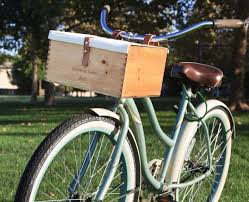 Get That European Look And Feel With This Beautiful Re Purposed Wine Crate Bike Basket With A Danish Oil Finish It Comes With A Fiets Ontwerp Fiets Projecten