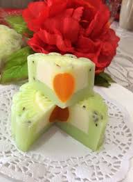 就是喜欢用水果乳酸饮品 来作为燕菜月饼的主要材料 今天采用奇异果乳酸饮 品喜欢它的清澈玉绿色 味道和口感 令人看了很心怡 而且也吃得健康 没用到化学色素 o mooncake recipe chinese dessert moon cake