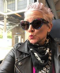 Sheena Bateman's Instagram, Twitter & Facebook