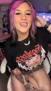 Twitch streamer celebrates 2k friends milestone