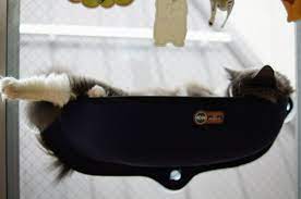 窓につけるベッドで猫が良い表情になった。猫タワーの代わりにもなるK&Hウインドウベッド。