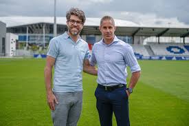 O árbitro marcelo de lima henrique mandou seguir e não assinalou falta. De Primeira On Twitter Juninho Pernambucano E Sylvinho Apresentados No Lyon Sera Que Vai Ter Jogador Do Futebol Brasileiro Indo Para O Clube Frances Nessa Janela Https T Co Zr9hbfcfex Twitter