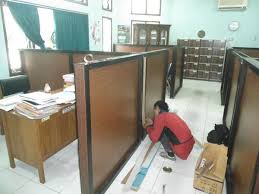 Sebuah partisi ruangan memiliki banyak sekali ke gunaan dan tidak hanya bisa di pakai untuk rumah dan hotel saja. Sekat Ruangan Kantor Minimalist Art