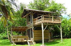 Aprendiendo como construir una casa de madera en segundo piso. Resultado De Imagen Para Terrazas En Segundo Piso Tipos De Casas Casa Del Arbol Terraza Al Aire Libre