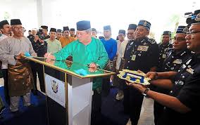 Johor kraliyet ailesi (ailenin baba tarafı) ve perak kraliyet ailesi (ailenin anne tarafı) üyelerinden doğdu. Mosque Named After Prince The Star