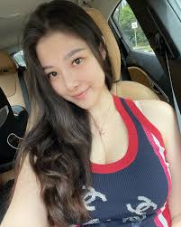 Long time no selfieee 🐱 Starting to feel abit like myself again, just that  I can't fit into any of my pre pregnancy bottoms 😅. Taking it day by day 🤗