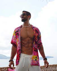 🛑بعد إعلان عقد قرانها.. من هو أحمد تيمور زوج مي عزالدين؟ ⬅️يعمل أحمد تيمور  خليل، زوج الفنانة مي عز الدين، في مجال الصيدلة والعلاج الغذائي ⬅️يتمتع  بحضور نشط على منصات التواصل الاجتماعي،