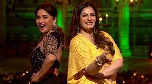 She has stunned the audience with her sizzling moves, and apparently, a great dancer. Madhuri Dixit Raveena Tandon S Dance Off On Dhak Dhak And Tip Tip Barsa Is Unmissable Watcheo Advance Guide