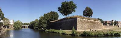 »#saarlouis sah sich als weltoffene, moderne stadt, man wollte sich nicht in schmuddelecke mit städten wie #hoyerswerda oder #solingen stellen lassen.« ein grund, warum der mord an samuel. Saarlouis Literaturland Saar