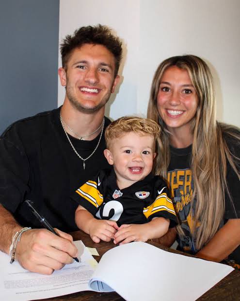 MLFootball na platformě X: „TRENDING: #Steelers receiver Scotty Miller and  his wife have gone viral for looking like “kids” while signing his new  contract with Pittsburgh.“ / X