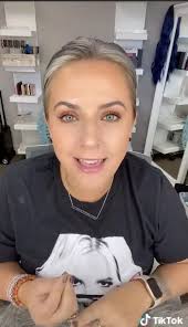 Make-up fan tests 100 mascaras to see which ones to avoid and her absolute  favourite