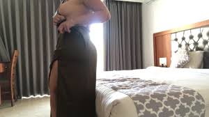 Chica guapa con vestido largo posa, se desnuda mostrando su figura y luego  se corre de la masturbaci