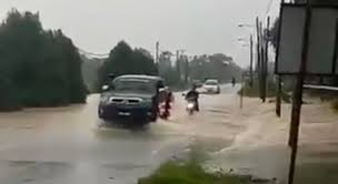 Rumah ini pernah aku mimpi, dalam mimpi aku pernah menjaga rumah ini ada pihak untuk merampas ke atas rumah ini, tapi aku dibantu oleh pendekar entah dari. Video Detik Detik Motosikal Hanyut Dalam Arus Ketika Cuba Redah Banjir Tindakan Perakam Dipuji Yoy Network