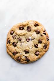 Easy And Delicious Bakery Style Chocolate Chip Cookies Loaded With Chocolate Chips These Are Going To Be A Hit Recipe Via Chelseasmessyapron Meilleurs Cookies