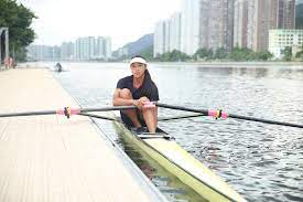 洪詠甄（英語：hung wing yan winne，1999年4月10日－），香港女子賽艇運動員。 洪詠甄早年就讀沙田循道衛理小學和林大輝中學。 2016年，她開始參與划艇運動，一年後轉任全職運動員。 Dpwt7d1mg4q48m