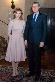 Elegantă ca întotdeauna, păşeşte în trenul istoric. AlteÈele Lor Regale Principesa MoÈtenitoare Margareta Èi Principele Radu Vor GÄzdui Luni 15 Iunie 2015 O SearÄ DedicatÄ Bursei De Valori BucureÈti La Palatul Elisabeta Clubul Presei Transatlantice