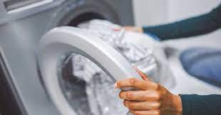 Sirkeye bir de temizlikte uzman isimlerden sayılan tuz eklenince çamaşır makinesini küften, kireçten, kötü kokudan arındırmak oldukça kolay oluyor. Camasir Makinesi Temizligi Nasil Yapilir Icini Ve Disini Sirke Karbonat Ile Temizleyin Evim