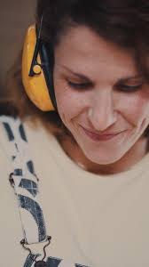 Amor pelo que faço 🤎, Na oficina, o tempo pára e as mãos fazem o seu  trabalho, 📷 @carlospinto.report , #ellacarpinteira #ella #carpinteira  #carpintaria #wood #woodwork #woodworking #wooddesign #design ...