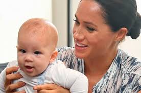 Dopiero po kilku dniach zdecydowali się na pierwsze publiczne wystąpienie z maleństwem. Syn Meghan I Harry Ego Jest Niezwykle Madry Probuje Mowic Ale To Nie Koniec Jego Osiagniec Moze Usiasc Bez Wsparcia Wiemy Jak Reaguje Na Widok Taty