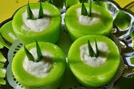 Renyahnya kulit risol berpadu dengan lembutnya isian dan gurihnya mayones. Cara Membuat Kue Nona Manis Pandan Gurih Tak Percaya Cobain Deh Makanan Manis Makanan Ringan Manis Resep Kue