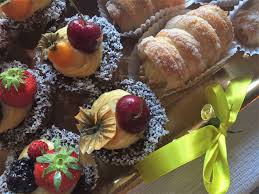 Mescolare lo zucchero al cacao, finchè il tutto non diventa di un colore omogeneo. Tartellette Con Frolla Al Cacao Deliziosi Pasticcini Di Frutta Ideali Per Gli Amanti Del Cioccolato Ma Buone Per Ogni Occasione