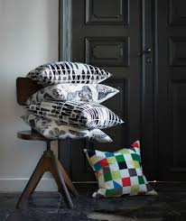 Chaise Avec Pile De Coussins Aux Motifs De Diamant En Blanc Beige Noir Et Aux Motifs De Feuille Blanc Beige Noir Tapis Ikea Ikea Tapis