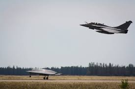 Extraits (2ième partie) du meeting aérien d ' istres (france) du 4 juin 2016. Le Neuron Dassault En Patrouille Avec Le Rafale Et Le Falcon 8x Actu Aero Aaf