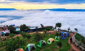 Bila di lihat lebih dalam lagi, tempat ini lebih mirip dengan beberpa kawasan yang ada di gunung kidul. Berkhemah Atas Awan Di Phu Thap Boek Thailand
