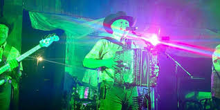 Grupo musical instaurado y trabajando en el mercado costarricense desde el año 2005, bajo los nombres spanglish y/o. Grupo Musical Para Bodas Y Quinceaneras Ernesto Neyra