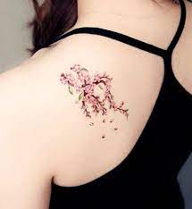 Soyez inspirée avec ce tatoo : 20 Tatouages De Fleurs Pour Les Filles Romantiques Tatouage Fleur Tatouage Feminin Faux Tatouages