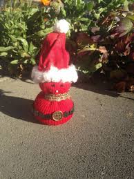 Puis les enfants versent le riz du gobelet dans la chaussette. Personnages Realises Avec Une Chaussette Rouge Et Or