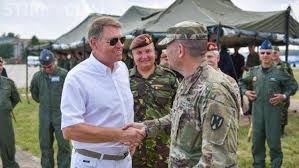 Ochelari calitativi la pret rezonabil ce imbina pret design calitate. Ce GafÄƒ VestimentarÄƒ A FÄƒcut Klaus Iohannis Cu È›inute Lui De Top Gun Stiri De Cluj