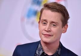 Saison 1 saison 2 saison 3 saison 4 saison 5 saison 6 saison 7 saison 8 saison 9. American Horror Story Saison 10 Une Premiere Photo De Macaulay Culkin Devoilee Elle