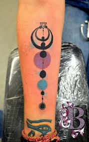 Those who wear a tiger tattoo will demonstrate being brave and independent, but also willingness to adapt to mini tattoos small tattoos piercings haut tattoo handpoke tattoo rosen tattoos tattoo designs for women body mods unique tattoos. 85 Unique Circle Tattoos That Will Catch Your Eye 2021