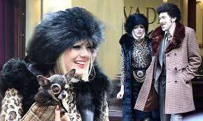 Disney debuted the first photo of emma stone as iconic villain cruella de vil at d23 expo on saturday at the anaheim convention center in anaheim, california. Emma Stone Sports Blonde Cropped Wig As She Emulates Cruella De Vil On Set Of Disney Film In London Daily Mail Online