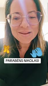 Adolescente De Outro País Fazendo Homenagem Como Cartazes Do Nikolas