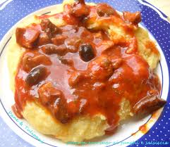 Avendo un elevato indice di sazietà è perfetta come piatto unico. Polenta Con Sugo Ai Funghi E Salsiccia
